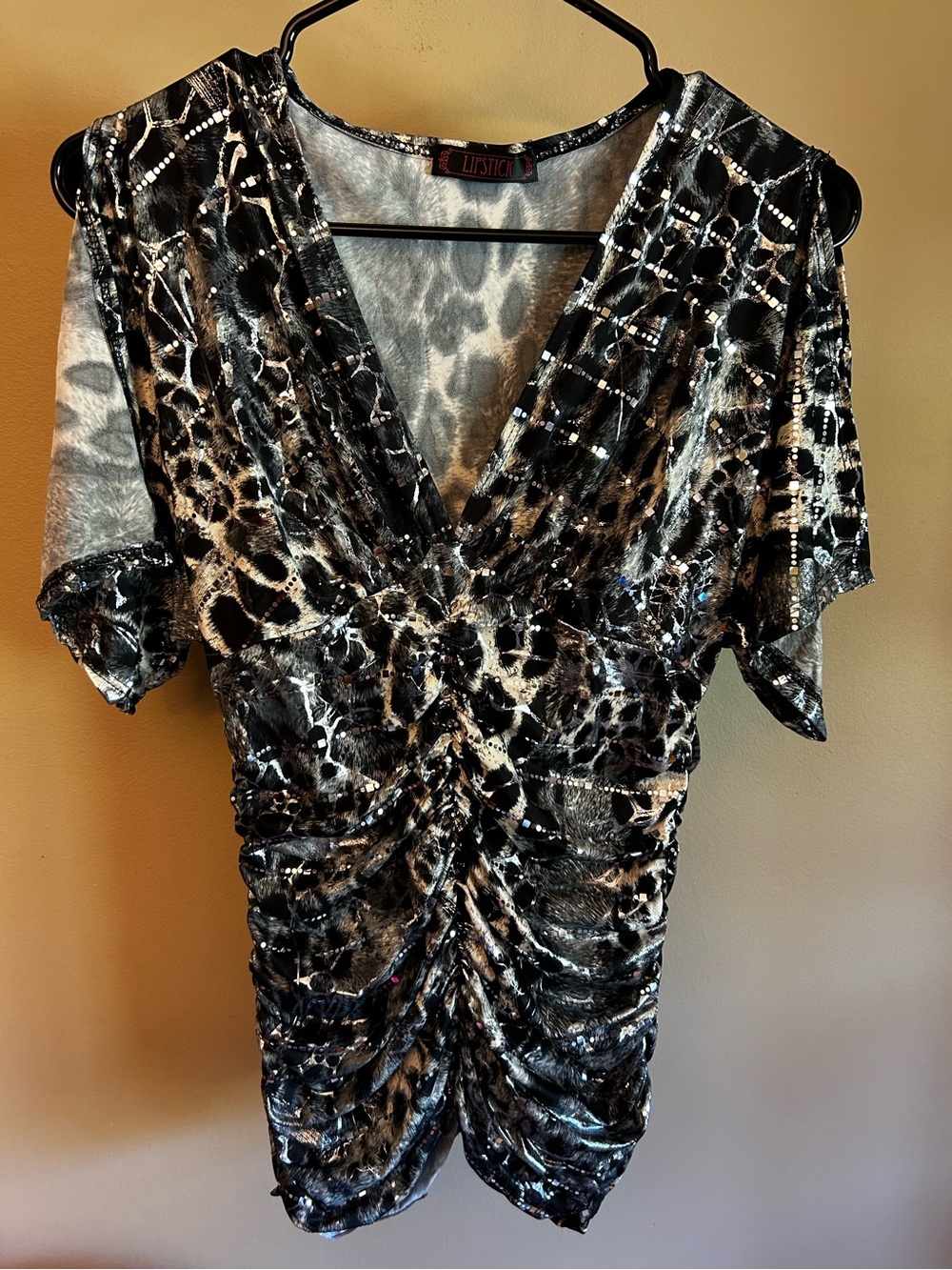 Women’s Lipstick Boutique Y2K Black White Ruched V-Neck Split Sleeve Top